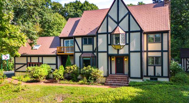 Photo of 8 Franklin Woods Dr, Somers, CT 06071