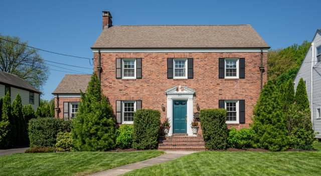 Photo of 341 Quaker Ln N, West Hartford, CT 06119