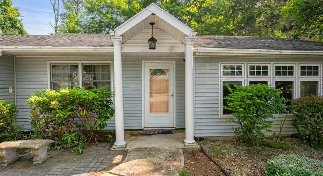Photo of 28 Tanglewood Dr, Hamden, CT 06518