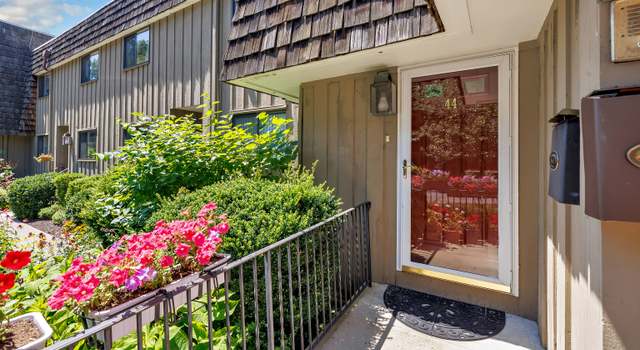 Photo of 44 Ledgebrook Dr, Norwalk, CT 06854