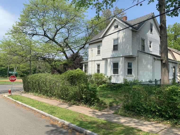 Photo of 770 Trout Brook Dr West Hartford, CT 06119
