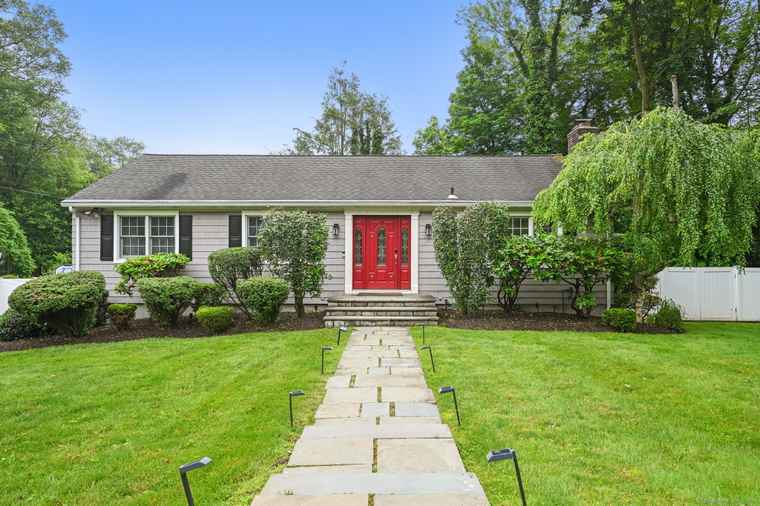 Photo of 10 Eric Ct Norwalk, CT 06851