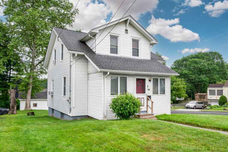 Photo of 546 S Quaker Ln West Hartford, CT 06110
