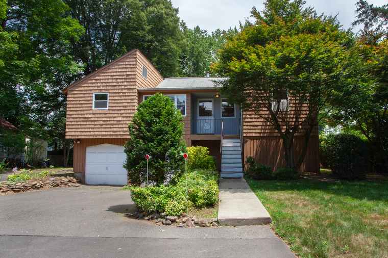 Photo of 6 Cadwell St West Hartford, CT 06107