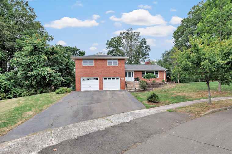 Photo of 195 Whittier Rd New Haven, CT 06515