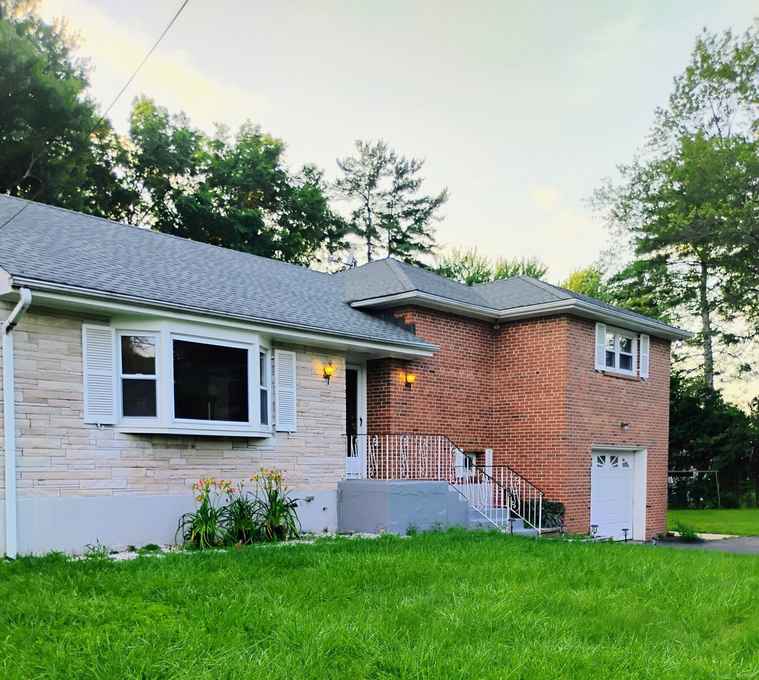 Photo of 3 Rye Ridge Pkwy West Hartford, CT 06117