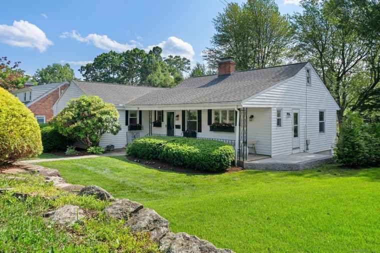 Photo of 29 Fairwood Farms Dr West Hartford, CT 06107