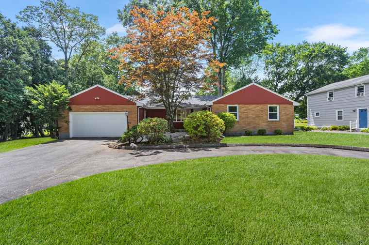 Photo of 253 Simsbury Rd West Hartford, CT 06117
