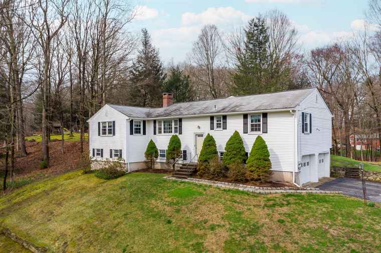 Photo of 7 Side Hill Ln Danbury, CT 06810
