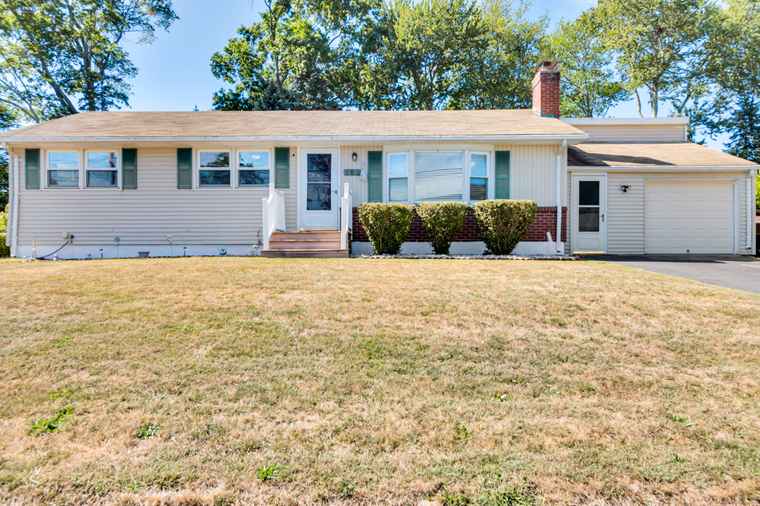 Photo of 162 Red Bush Ln Milford, CT 06461