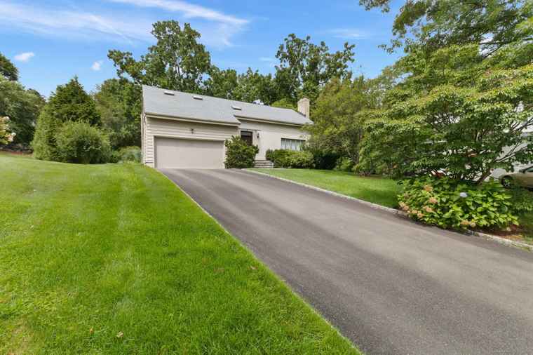 Photo of 86 Coachlamp Ln Stamford, CT 06902