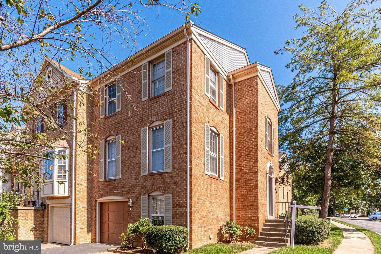 4216 Fox Lake Dr, Fairfax, VA 22033 | MLS# VAFX1157158 | Redfin