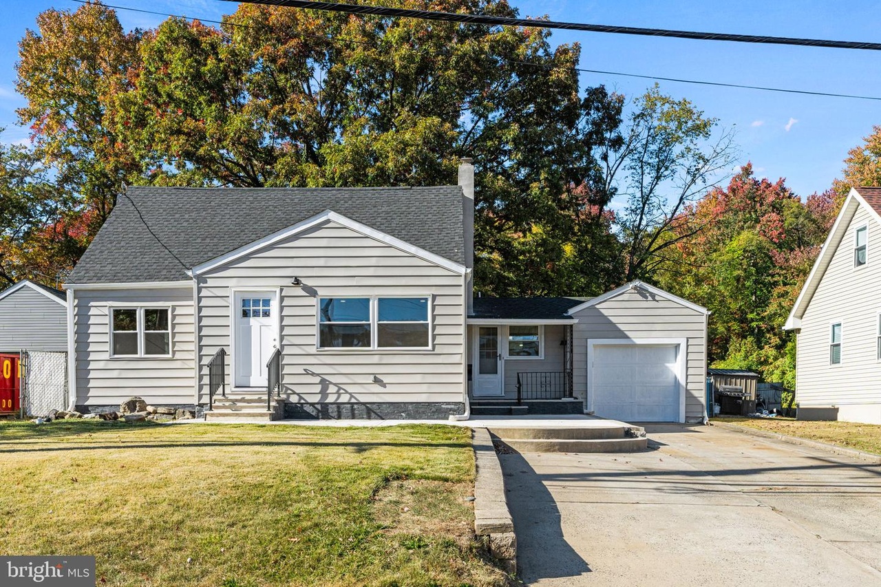 45 Moon Dr, Levittown, PA 19054
