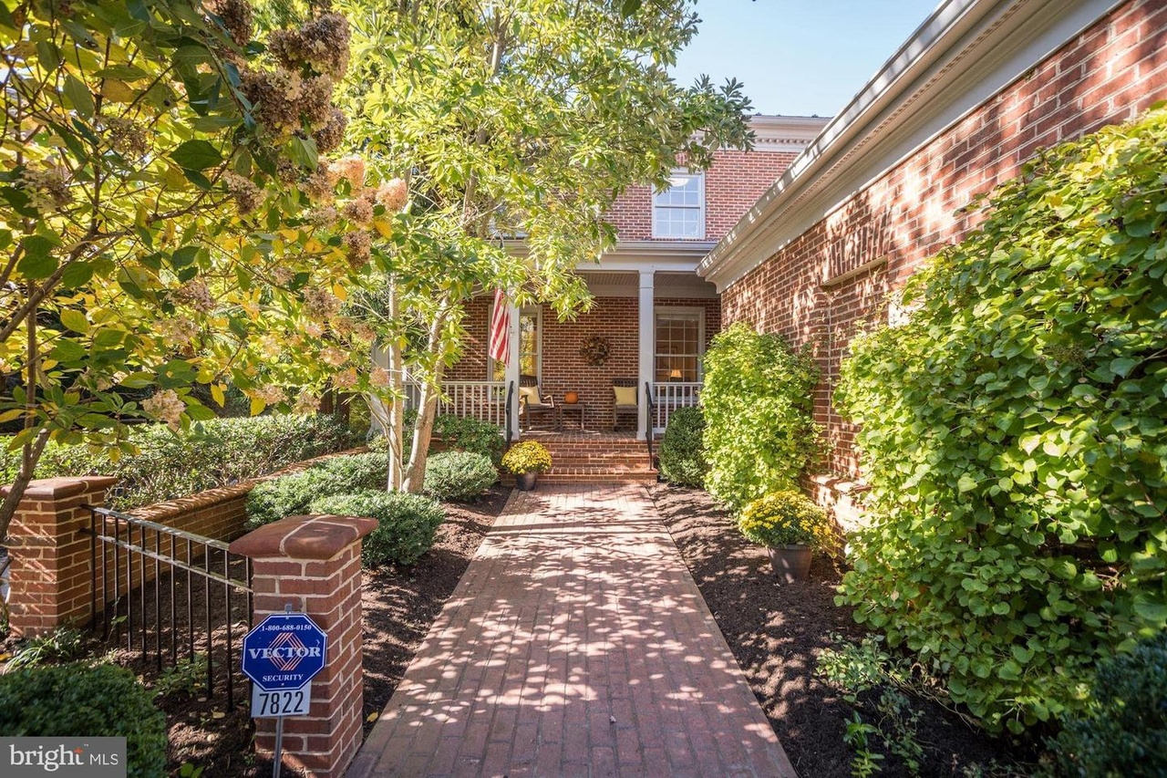 kana✩ 7822 Winona Ct, Annandale, VA 22003 | Zillow