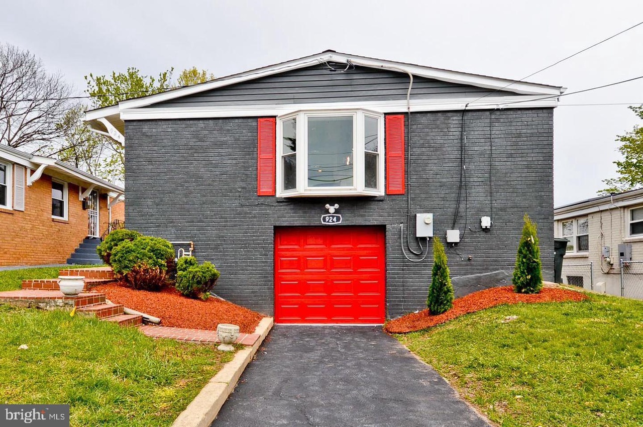 924 Hilltop Ter SE, Washington, DC 20019 | Redfin