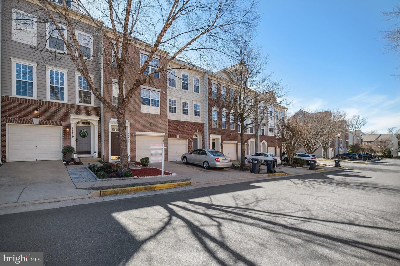 DC×GYDA  
GRAPHIC LEGGINS 11431 Iager Blvd, Fulton, MD 20759 | Redfin