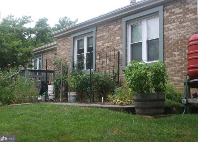 Property at 28 Pavilion Dr, Gaithersburg, MD 20878, 3 beds, 2.5 baths