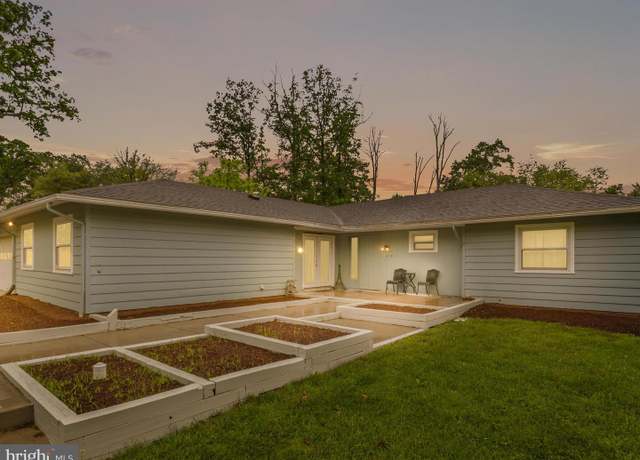 Property at 801 2nd St, Herndon, VA 20170, 5 beds, 3.5 baths