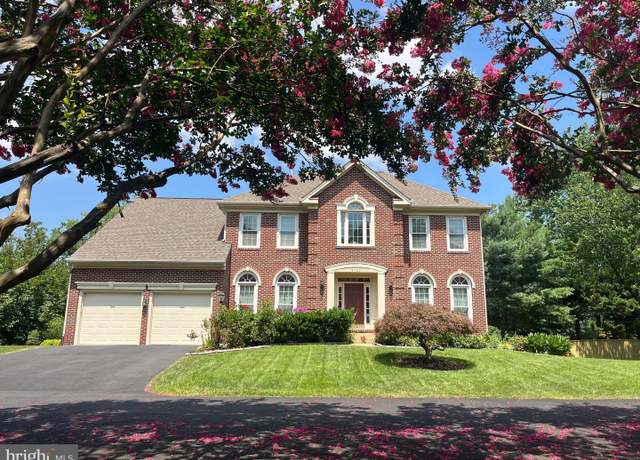 Property at 4706 Walney Knoll Ct, Chantilly, VA 20151, 4 beds, 2.5 baths