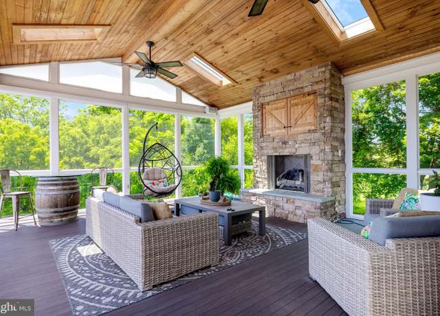 Property at 15019 Lynnford Ct, Waterford, VA 20197, 4 beds, 4.5 baths