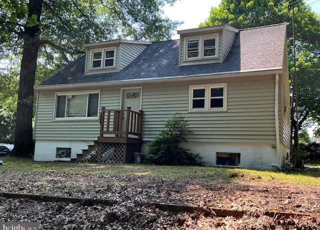 Property at 127 Cedar Ln, Reading, PA 19607, 4 beds, 2 baths