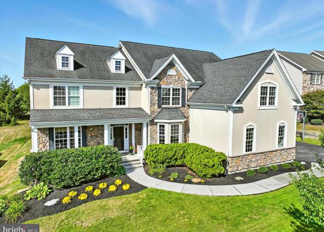 Property at 27 Bella Vista Dr, Mechanicsburg, PA 17050, 4 beds, 3.5 baths