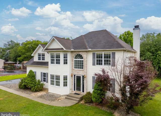 Property at 804 Blue Spruce Ln, Easton, PA 18040, 4 beds, 2.5 baths