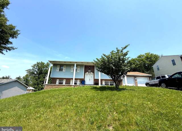 Property at 1360 Breezeview Dr, York, PA 17404, 4 beds, 2.5 baths
