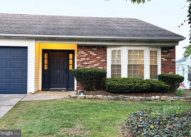 Property at 4 Fireside Cir, Columbus, NJ 08022, 2 beds, 2 baths