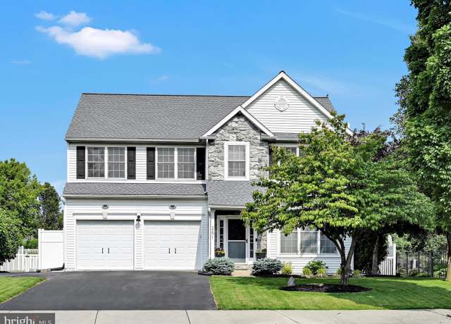 Property at 251 N Oak St, Lititz, PA 17543, 4 beds, 2.5 baths