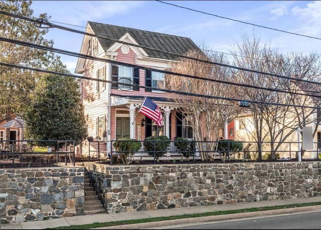 Property at 431 S King St, Leesburg, VA 20175, 4 beds, 2 baths