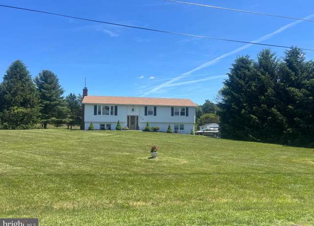 Property at 700 Lee Dr, Gettysburg, PA 17325, 4 beds, 2 baths