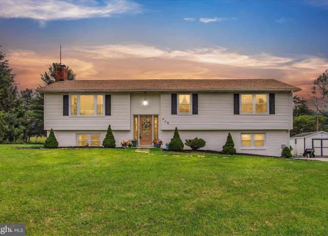 Property at 700 Lee Dr, Gettysburg, PA 17325, 4 beds, 2 baths