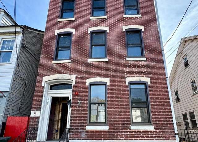 Property at 122 E Broad St, Burlington, NJ 08016, 6 beds, 4 baths