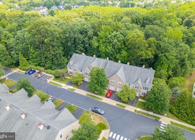 Property at 8 Amber Dr, Old Bridge, NJ 08857, 2 beds, 2.5 baths