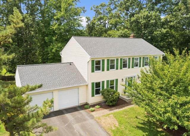 Property at 112 Buckeye Ct, Sterling, VA 20164, 5 beds, 3.5 baths