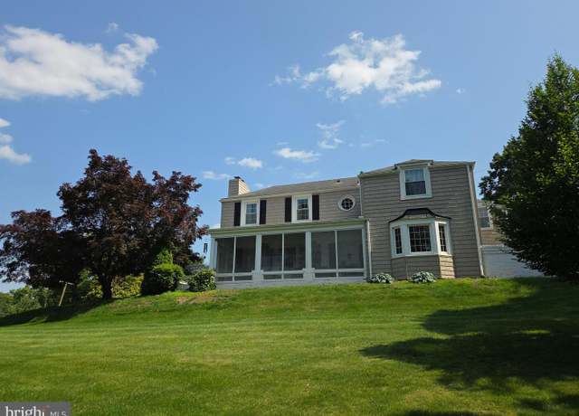 Property at 1050 Hillside Dr, York, PA 17403, 4 beds, 2.5 baths