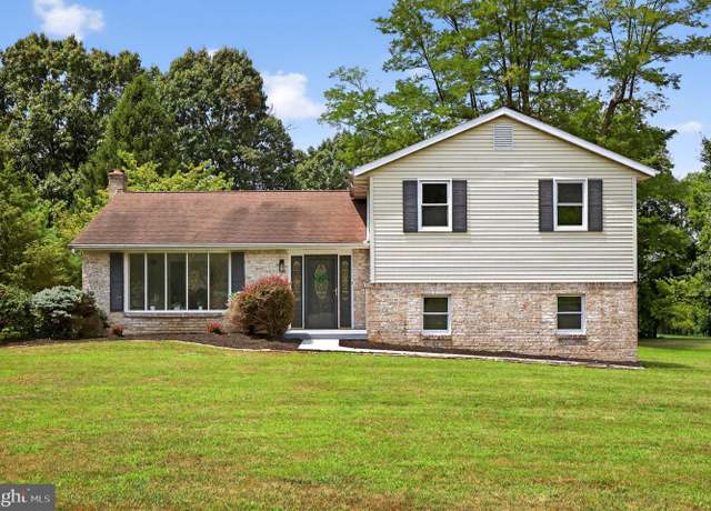Property at 290 Montclair Rd, Gettysburg, PA 17325, 3 beds, 2.5 baths