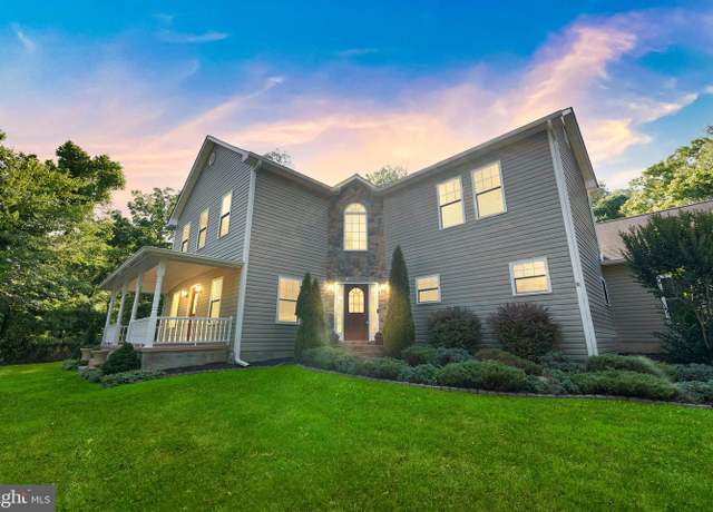 Property at 18944 Woodburn Rd, Leesburg, VA 20175, 4 beds, 3.5 baths