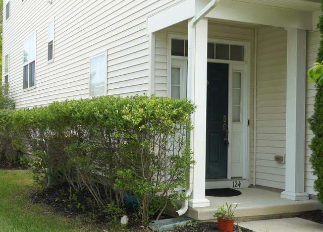 Property at 124 Meadow Cir, Mays Landing, NJ 08330, 3 beds, 2.5 baths