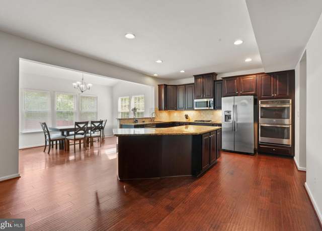 Property at 5 Taylors Hill Way, Fredericksburg, VA 22405, 4 beds, 4.5 baths