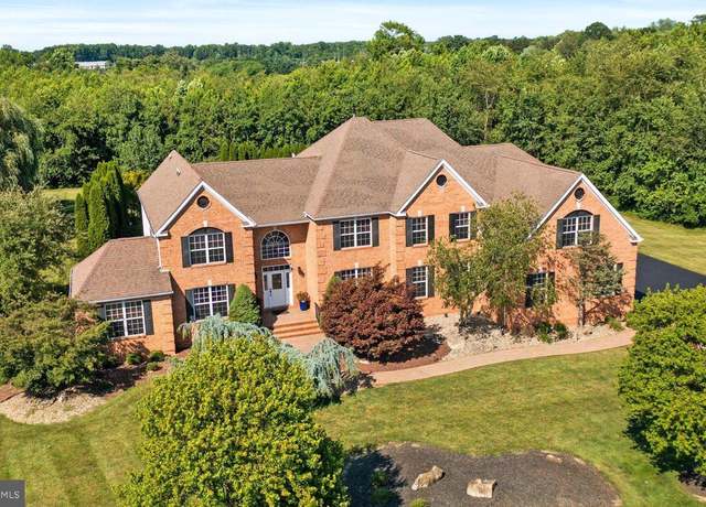 Property at 4 Sherwood Ln, Columbus, NJ 08022, 5 beds, 4.5 baths