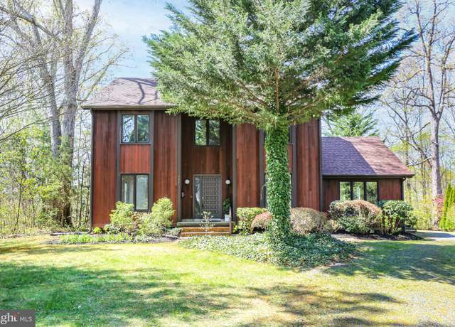 Property at 111 Windsor Cir, Fredericksburg, VA 22405, 4 beds, 2.5 baths