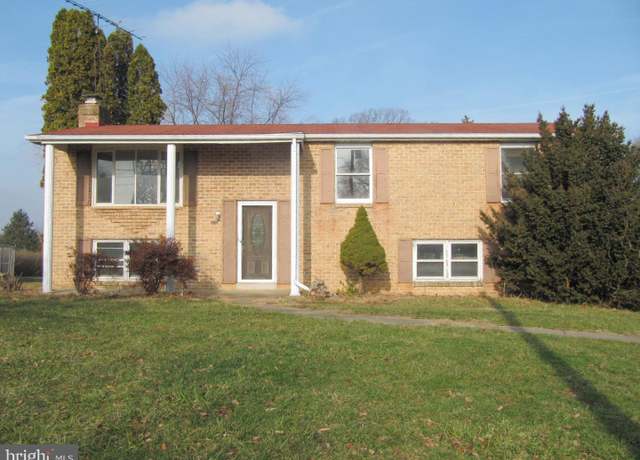 Property at 105 W George St, York, PA 17408, 3 beds, 2 baths