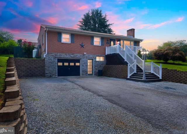 Property at 635 Ridgecrest Dr, Hollins, VA 24019, 2 beds, 1.5 baths