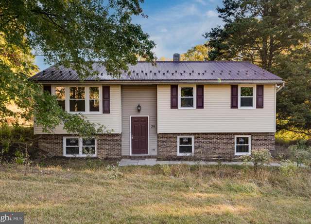 Property at 29 Wolters Ln, Reading, PA 19606, 3 beds, 1.5 baths