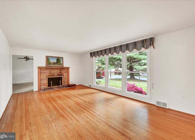 Property at 136 Shelbourne Dr, York, PA 17403, 4 beds, 4 baths