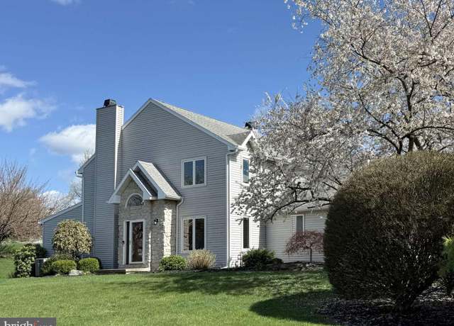 Property at 2559 Fairway Dr, York, PA 17402, 3 beds, 2 baths