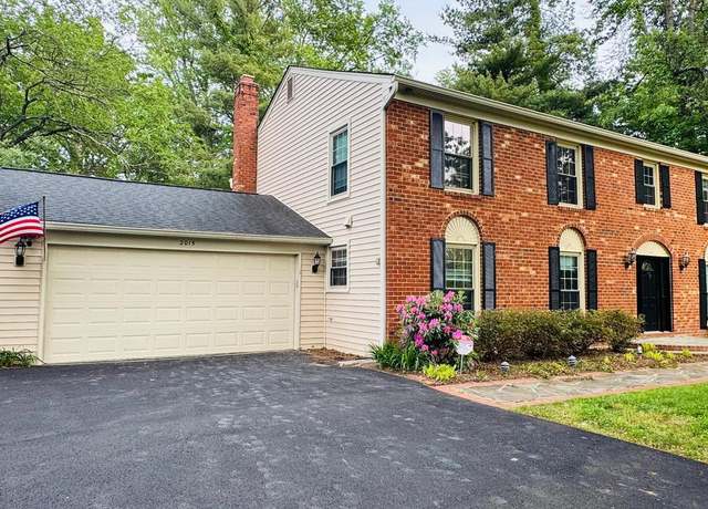 Property at 2015 Soapstone Dr, Reston, VA 20191, 4 beds, 4.5 baths