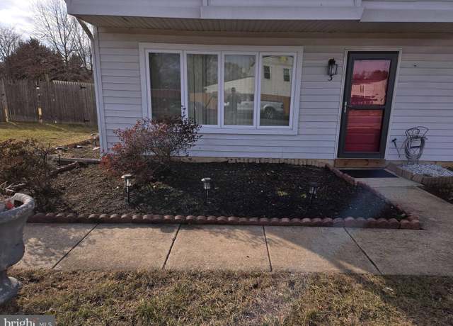 Property at 3 Farmhouse Ct, Sicklerville, NJ 08081, 3 beds, 1.5 baths